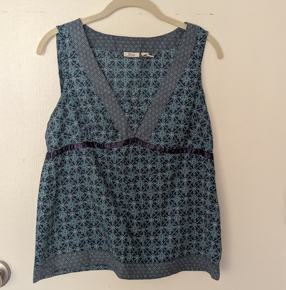 Bass & Co Geometric Blue And White  Women's Blouse